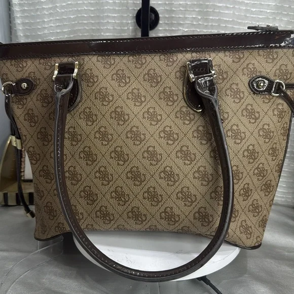 (Q0) GUESS Scandal Satchel Medium Tote, logo print - Picture 9 of 16